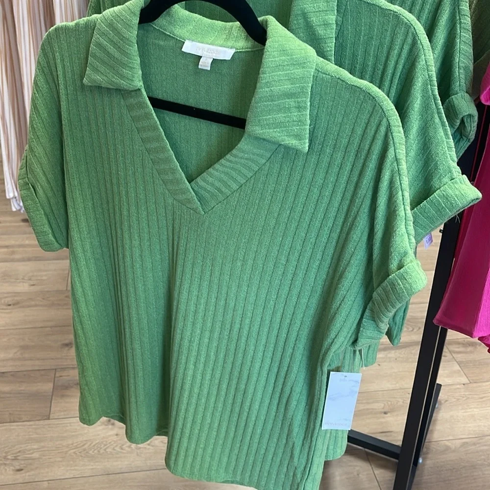 Collared Short Sleeve Ribbed Top - Picture 2 of 3